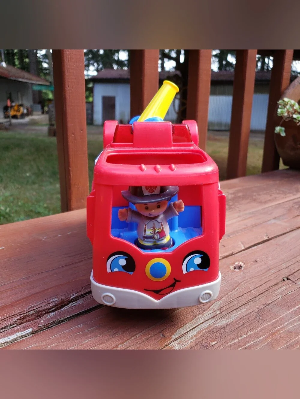 2016 Fisher-Price Little People Fire Truck & Firefighter Figures - Makes Noise